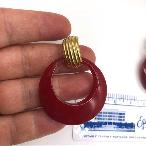 Vintage Big Red Lucite Door Knocker Earrings Hoops  Gold - Picture 5 of 6